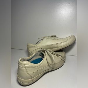 Hush Puppies Women Size 7.5 Energetic Marshmallow Leather Sneakers